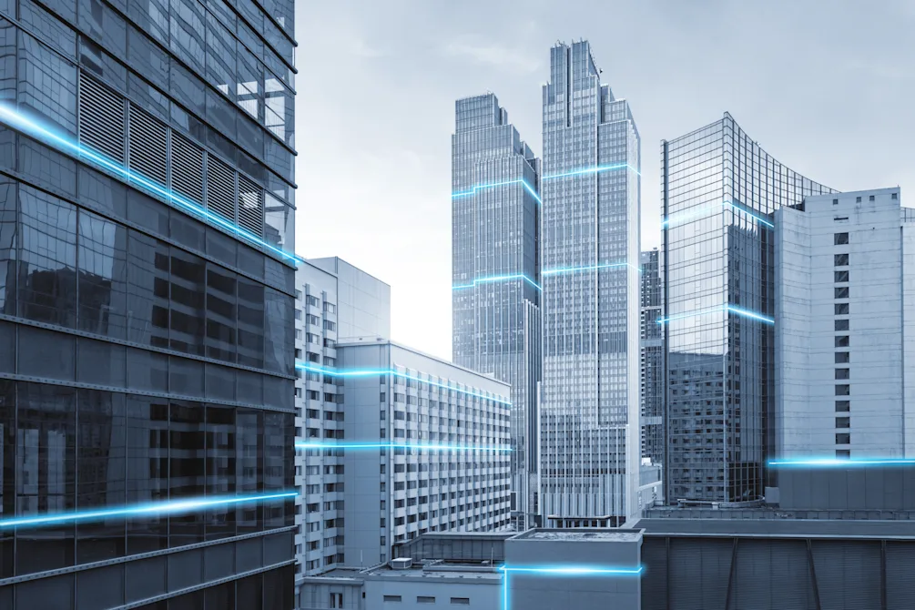 Hochspannungsmasten und Stromleitungen unter klarem Himmel mit digitaler Grafik, die die Stromübertragung und Energiefluss symbolisiert.