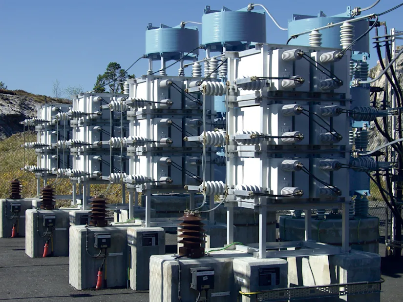 Kondensatorbänke in einer Hochspannungs-Schaltanlage zur Leistungskompensation und Netzstabilisierung.
