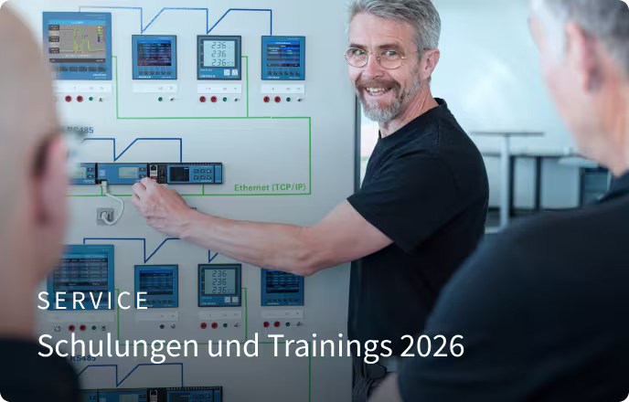 Trainer erklärt Teilnehmern die Nutzung von Janitza-Geräten während einer Schulung