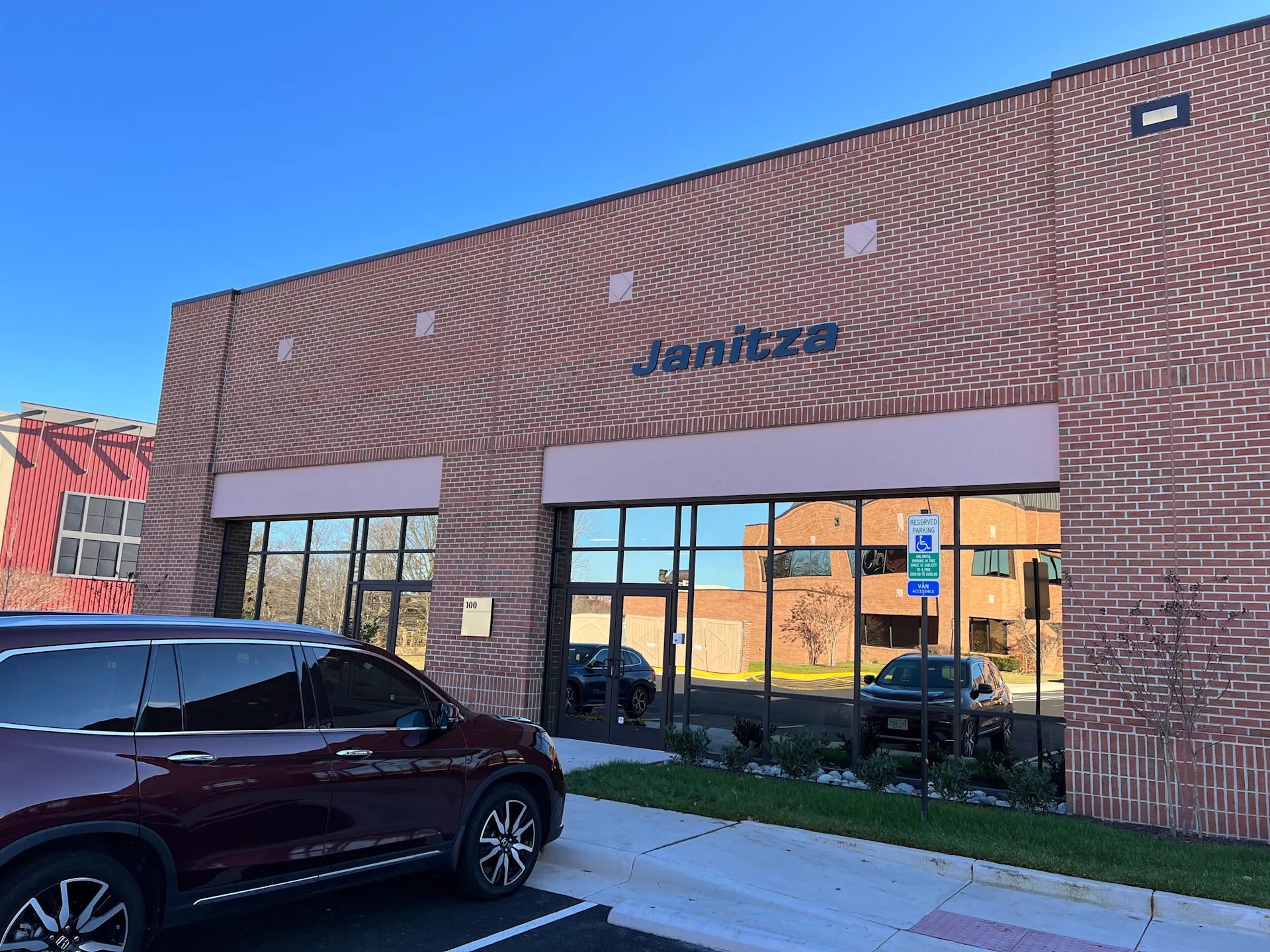 Fassade des Janitza-Büros in den USA mit Parkplatz im Vordergrund.