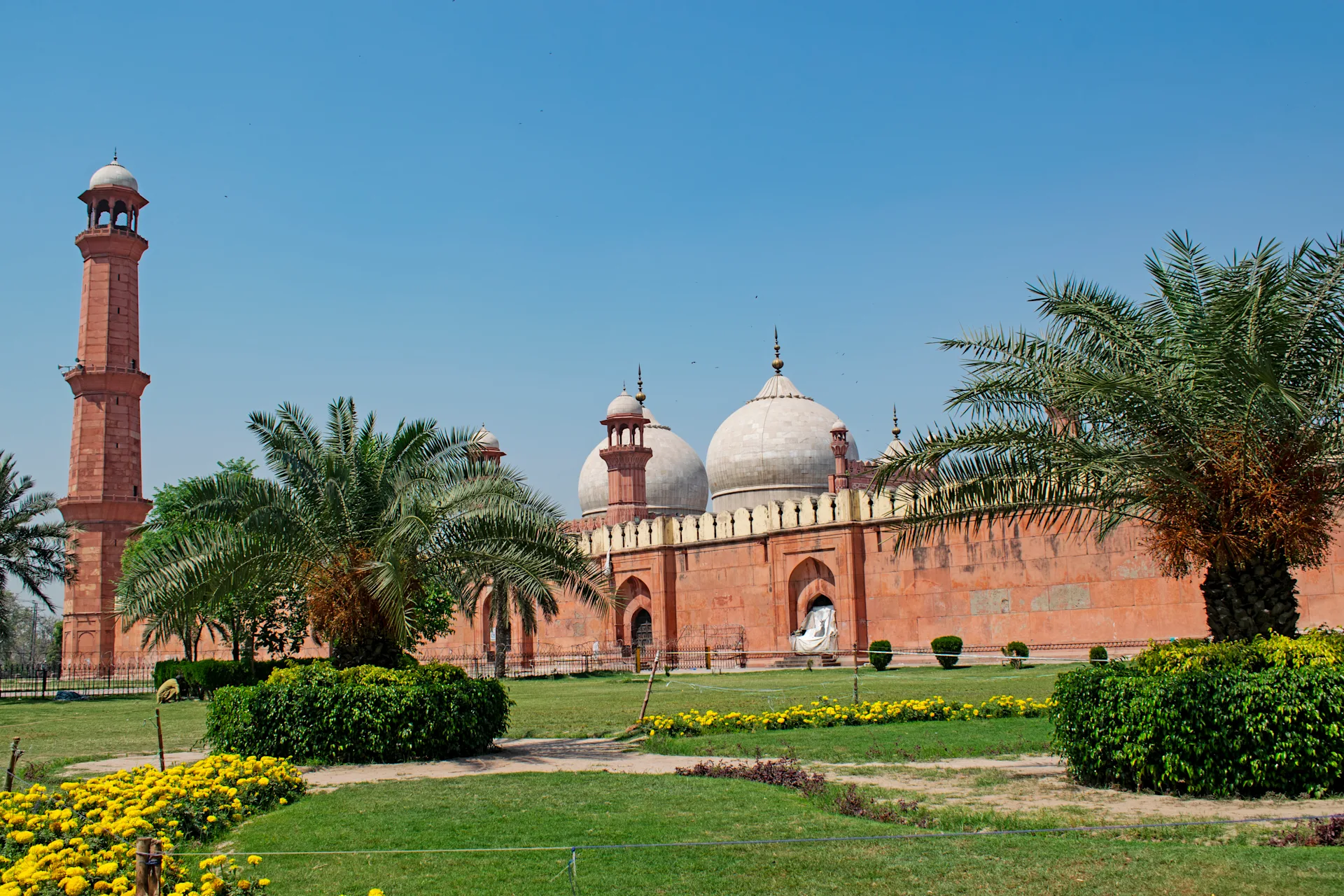 badshahi-mosqueqila-lahorelahoremughal-architecturehistorical-landmark (1) (1)